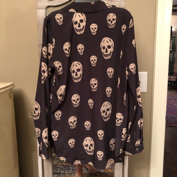 Grey Skull Print Hi-Lo Top with Metal Detail - Picture 4 of 4